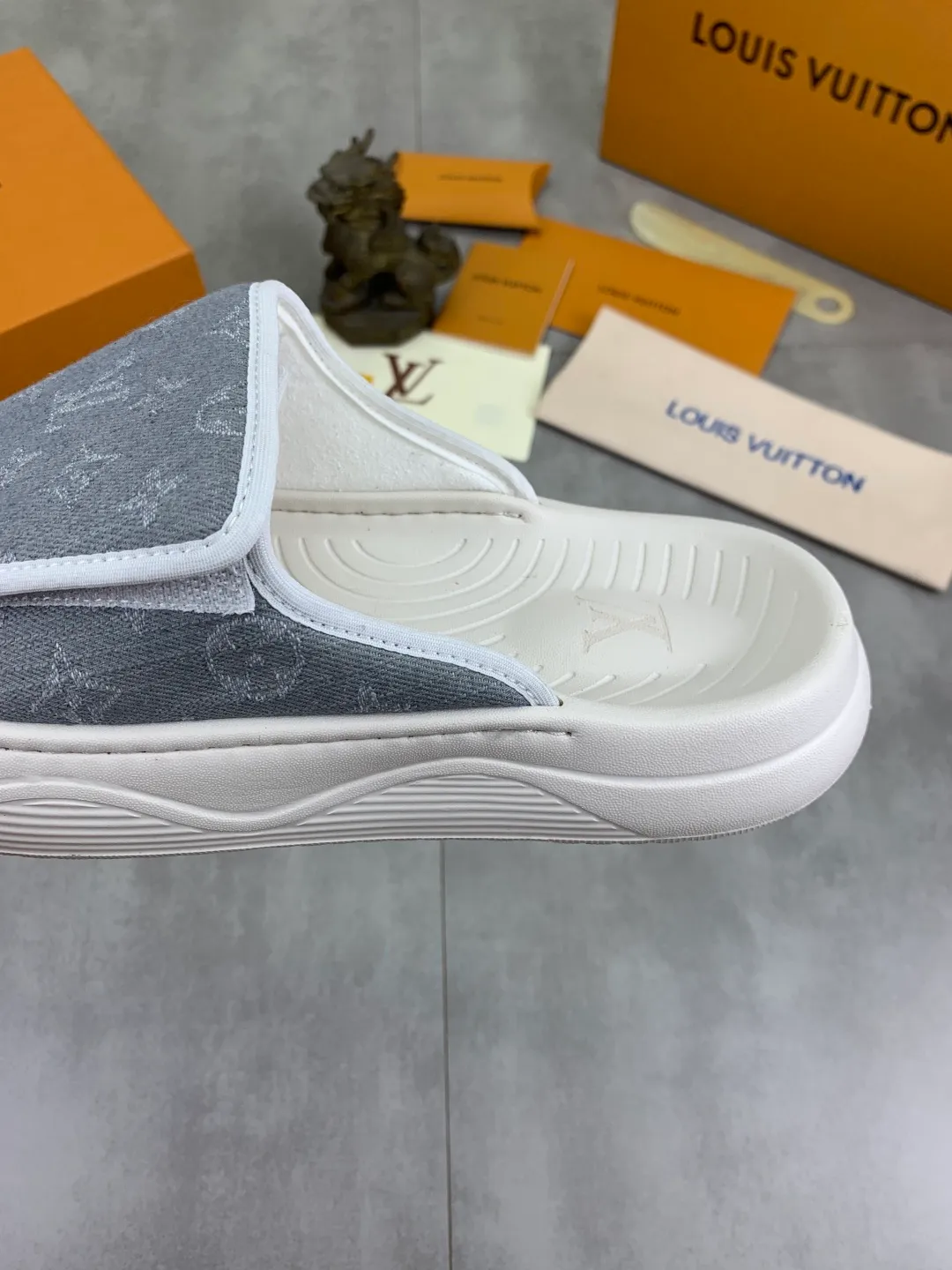 Men's shoes 💰P320💰【New style】🆘 Original quality 【LOUIS VUITTON】The popular Louis Vuitton LV men's slippers on the official website are on sale simultaneously! Original fabric imported from Italy. Original bottom provided by the original factory. Number of yards: 38-44 (customized to 45). Multiple colors to choose from. Fully packaged drawer box.
